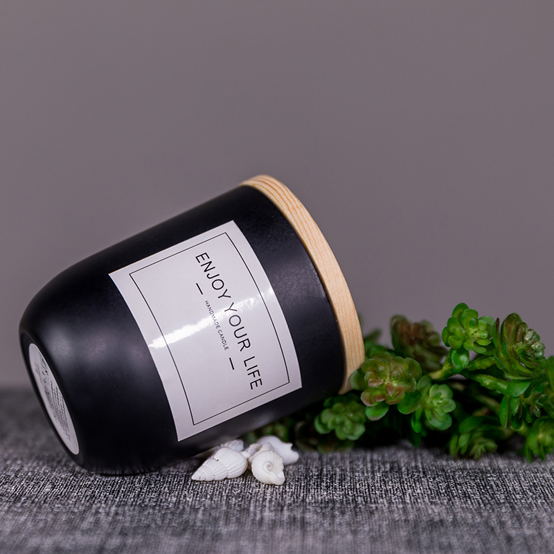 Personalized wholesale  luxury black glass scented soy wax candle with wooden lid